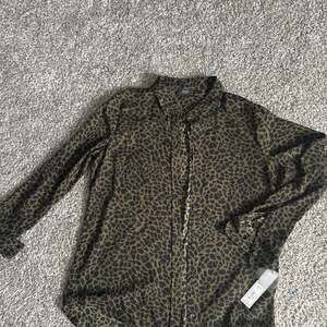 APT.9 Women's Button Down Shirt Long Sleeve Animal Print Lightweight Sz M Green